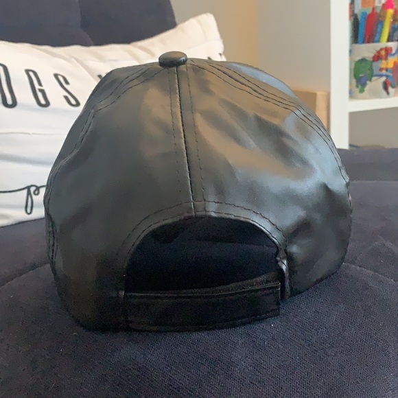 Fake leather hat - Picture 3 of 4